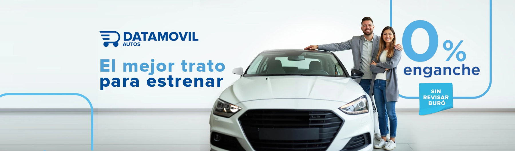 Familia disfrutando su auto nuevo